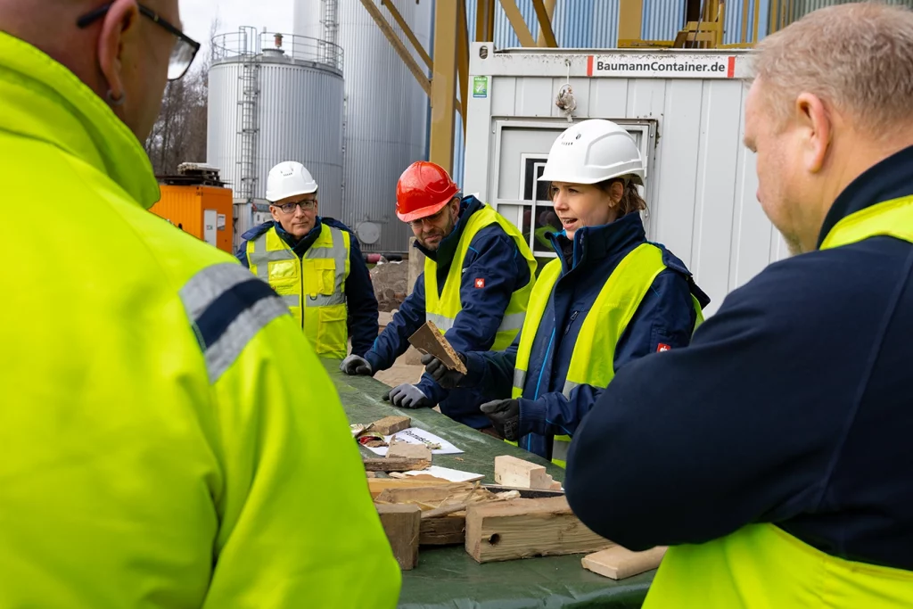 Gruppenbild bei der Schulung: gemeinsame Praxiserfahrung bei der Unterscheidung der beiden Altholzkategorien A I und A II